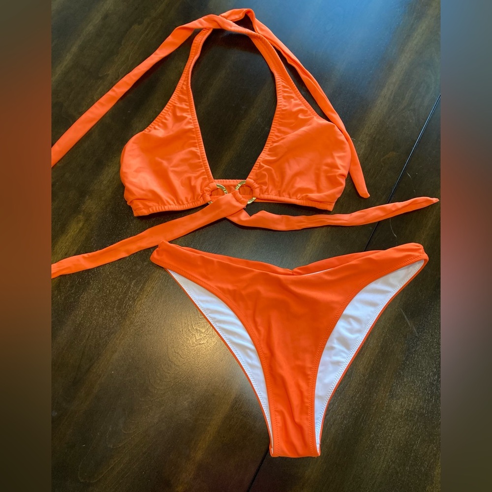 Bikini - Picture 2 of 2